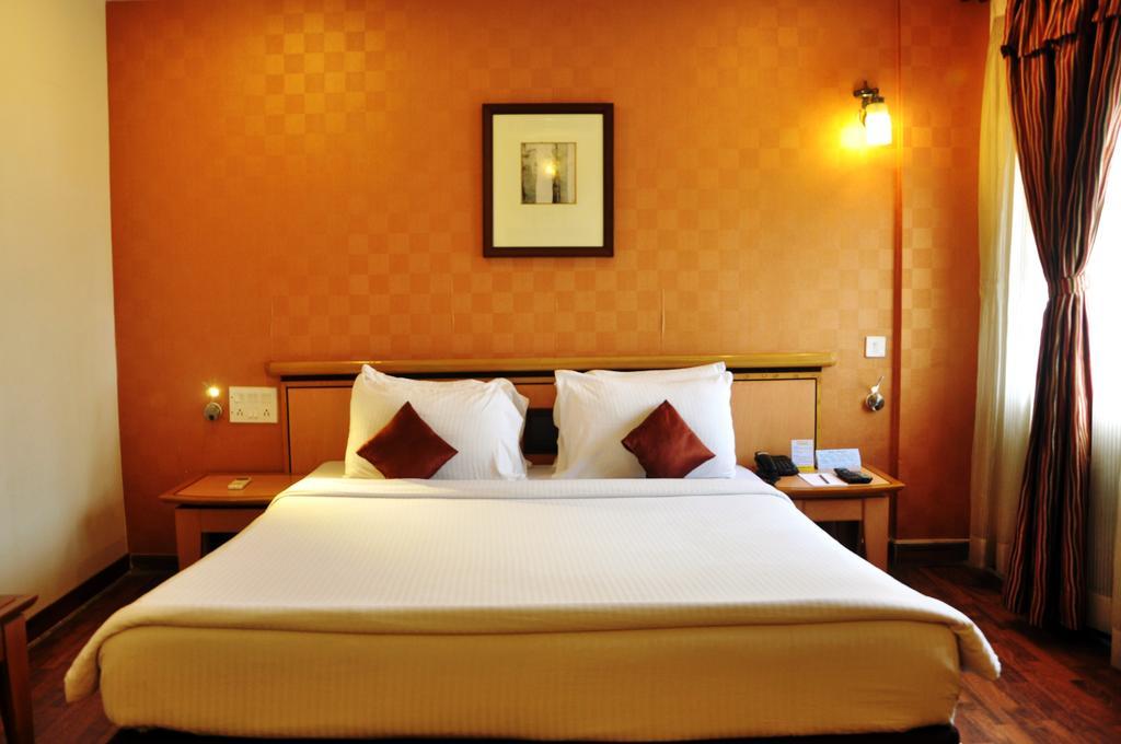 כלכותה Indismart Hotel מראה חיצוני תמונה