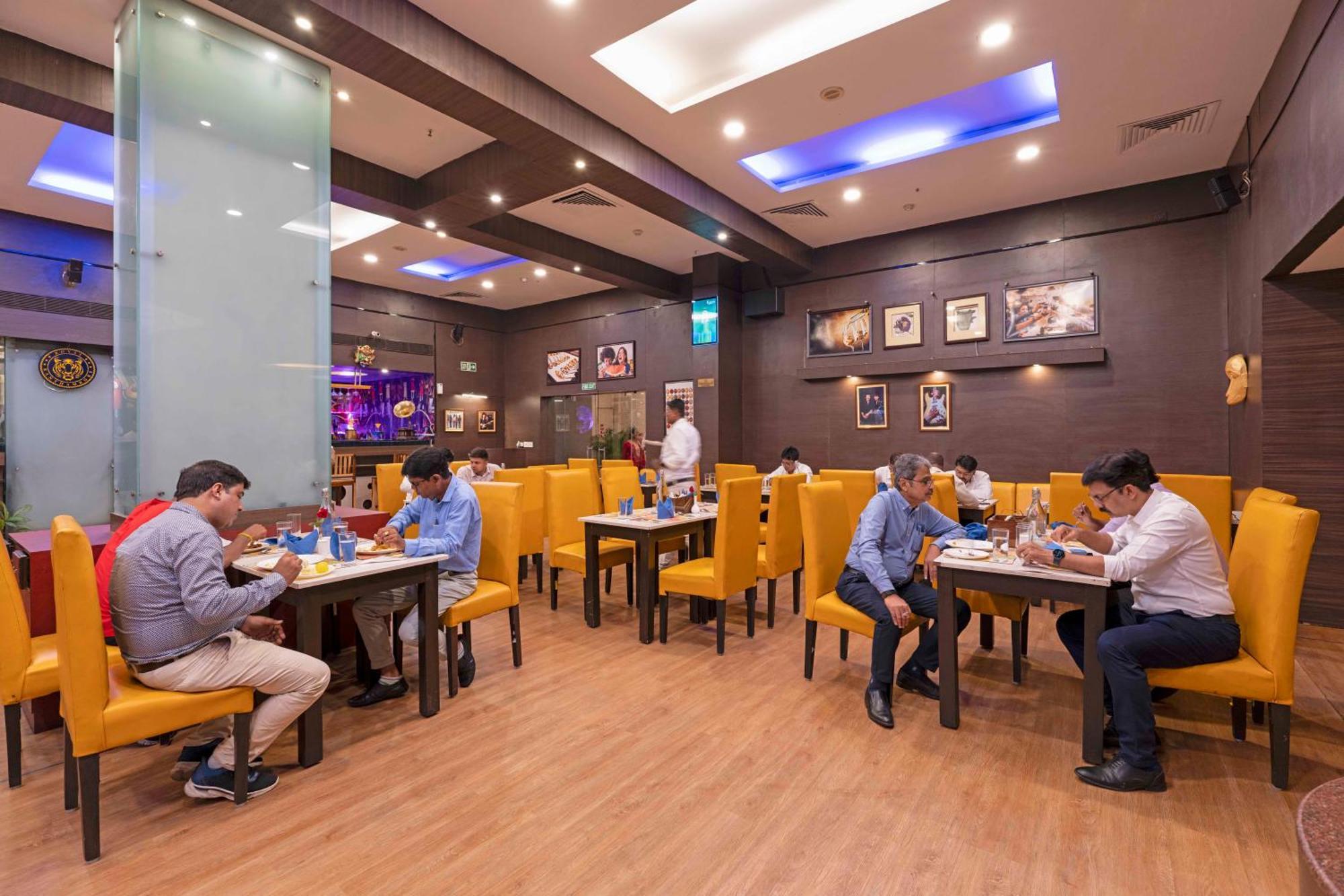 כלכותה Indismart Hotel מראה חיצוני תמונה