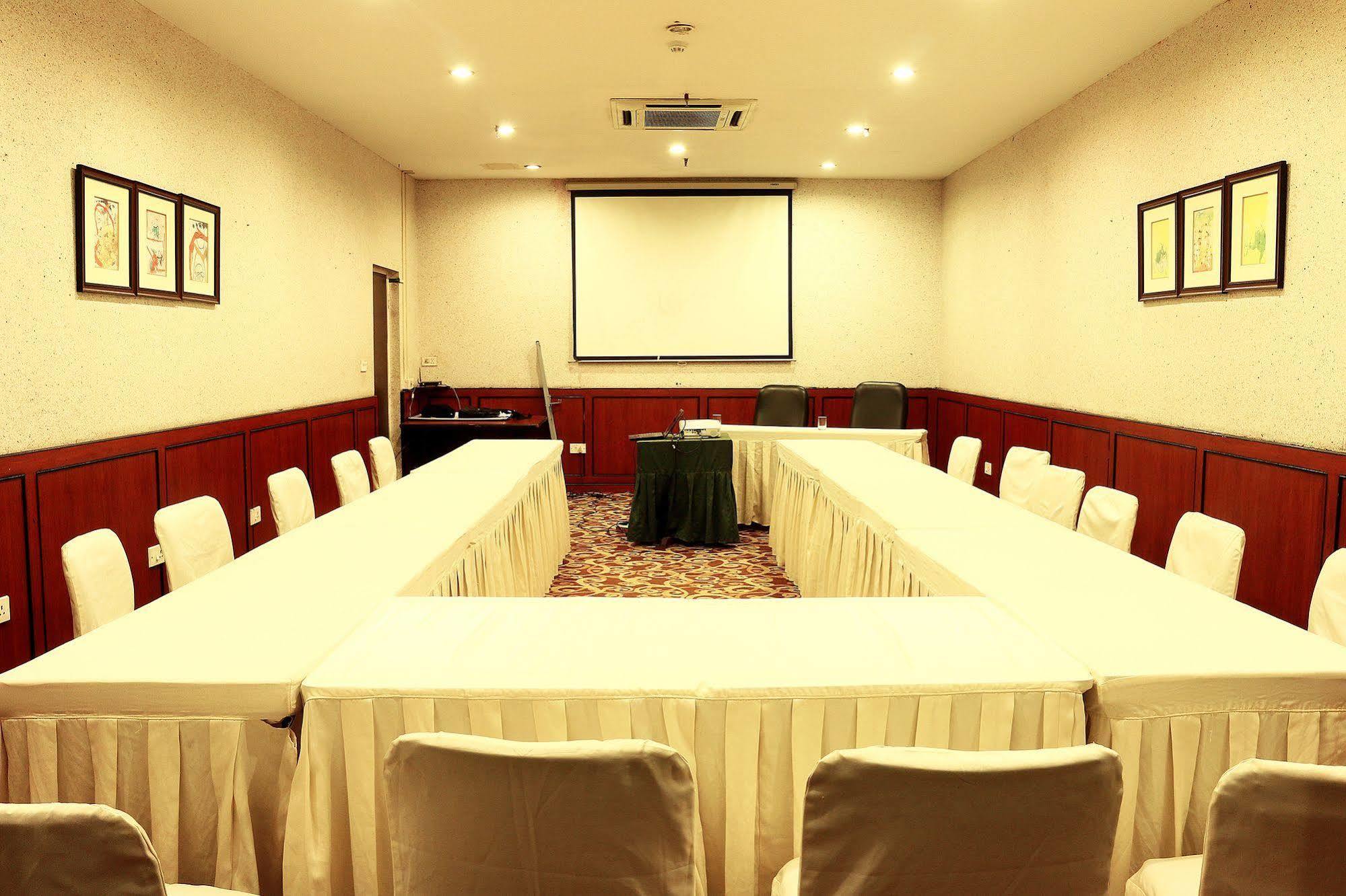 כלכותה Indismart Hotel מראה חיצוני תמונה